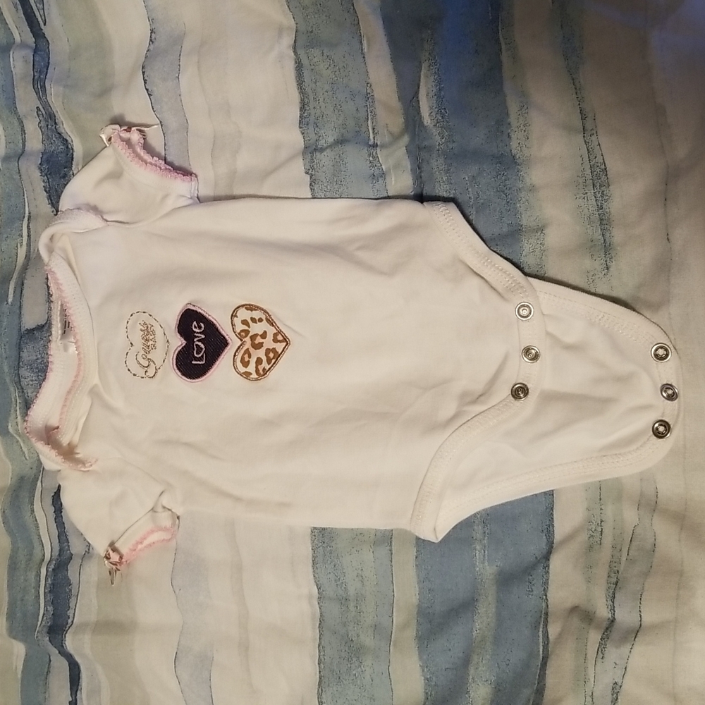 5/25 guess baby short sleeve onsie 0-3m